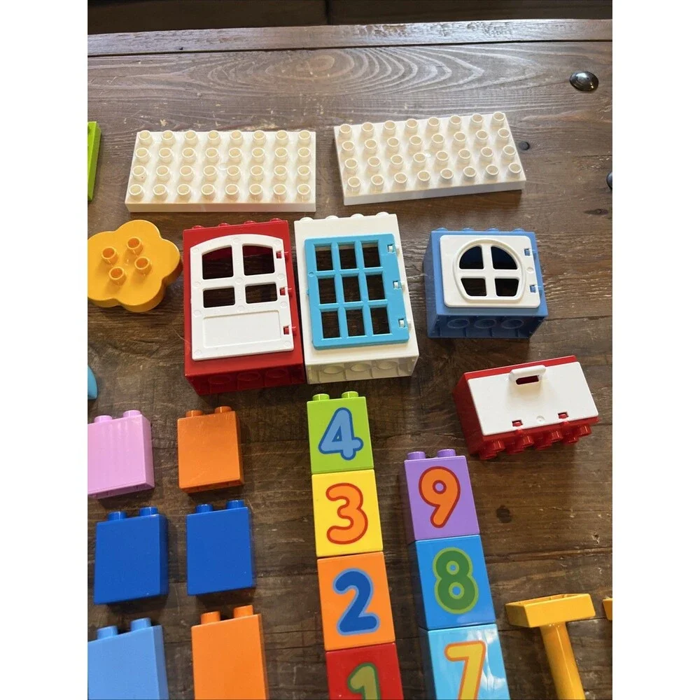 Lego Duplo Lot Disney, Carriage, Doors, Windows, Beds, Flowers, Chairs 110+ Lot